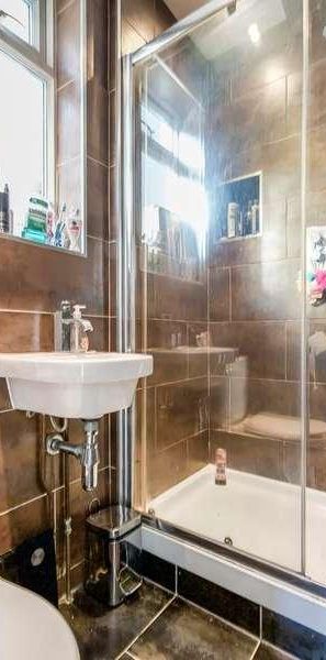 Spelthorne Lane, Ashford, TW15 - Photo 1