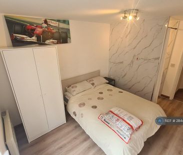 1 bedroom in a flat share to rent - Photo 1