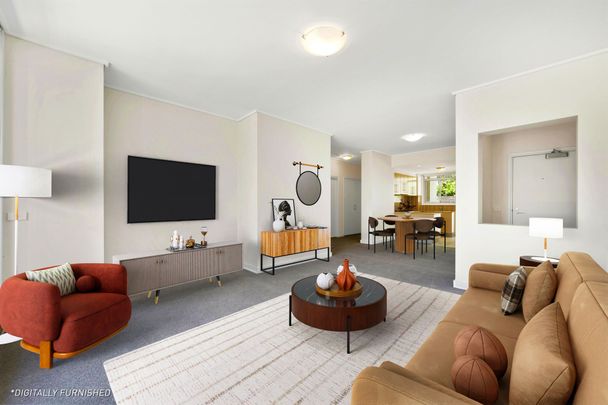 Bright and Sunny Courtyard Apartment - Photo 1