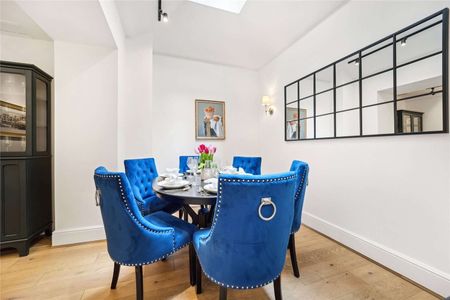 Impressive 2 bedroom apartment located on one of Marylebone's most attractive garden squares. - Photo 4