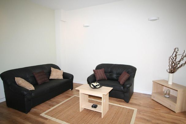 23 VICTORIA ROAD Leeds - LS6 1AS - Photo 1