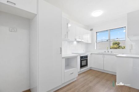 Spacious 2-Bedroom Unit with Park Views – Prime Location! - Photo 3