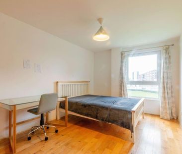 3 bedroom flat to rent - Photo 2