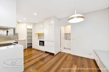 Generously Proportioned Apartment in Great Location! - Photo 2