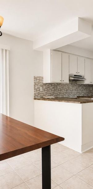 5 1/2 Haut Duplex St Leonard - Rue Dunant/Boul Robert - Photo 1
