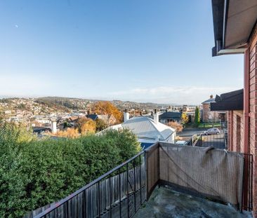 Conveniently Located One-Bedroom Flat - Photo 5