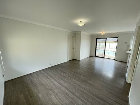 FOUR BEDROOM FAMILY HOME WITH INGROUND POOL! - Photo 5