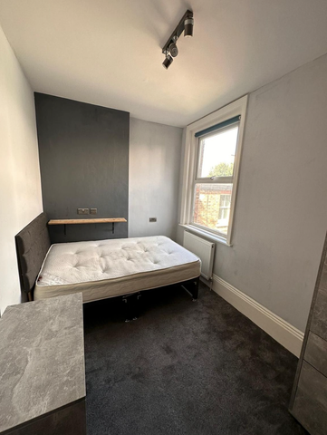 Brighton - Near Royal Sussex County Hospital Room 3 - Photo 3