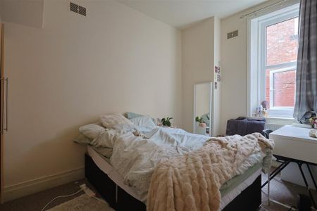 3 bedroom Student Flat to rent in Shortridge Terrace, Jesmond, Newcastle Upon Tyne NE2 - Photo 3