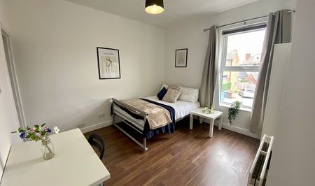 5 double Bedroom student house in a fantastic location - Photo 2