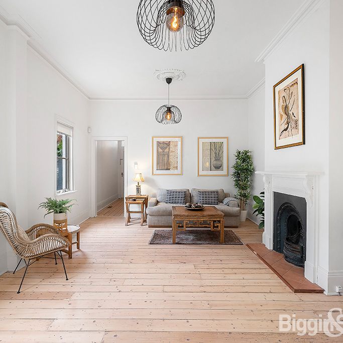 CHARMING SPLIT LEVEL HOME. - Photo 1