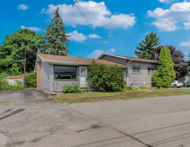 36 Day St. | 2 Bedroom with Amazing 4 piece Bathroom in Central Kingston! | 36 Day Street, Kingston - Photo 1