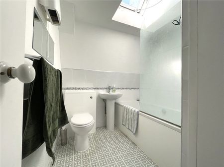 A light and spacious, well presented apartment in an excellent location with spectaculor views over the Royal Crescent lawn. - Photo 4