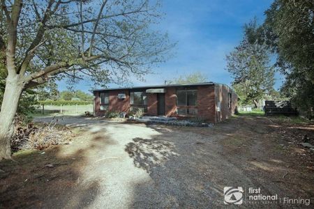 Spacious Family Living in Peaceful Devon Meadows – Approx. 3 Acres - Photo 5