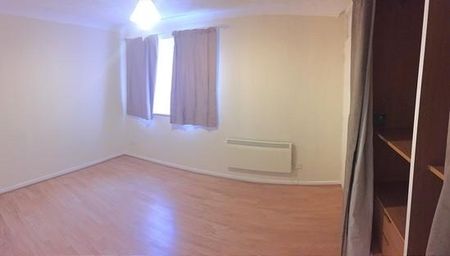 2 Bed Flat, Pittman Gardens, IG1 - Photo 2