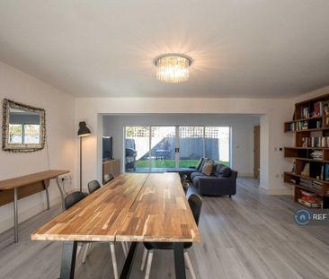 4 bedroom semi-detached house to rent - Photo 4