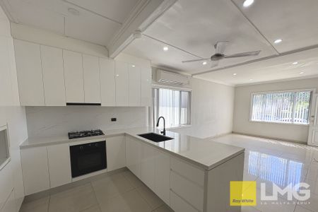 NEAT FAMILY HOME IN CONVENIENT LOCATION - Photo 4