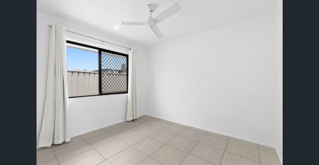 Delightful 3 bedroom with modern kitchen and fenced yard. - Photo 5