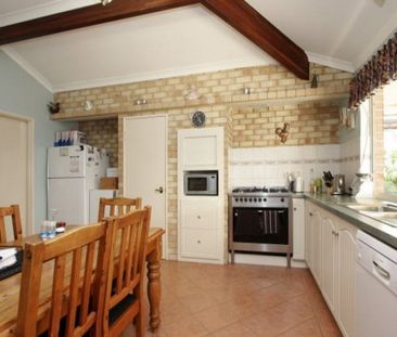 🏡 A Dream Home in Canning Vale! A 4-Bedroom Haven 🏡 - Photo 5