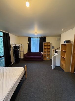Centrally located boarding house room with studio rooms available now. - Photo 1