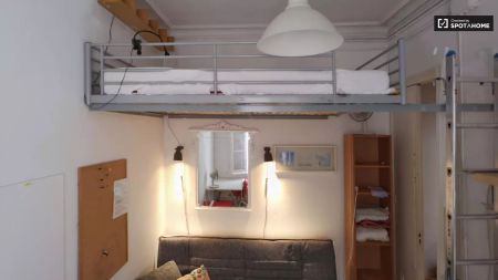 Double bed in Rooms for rent in classic 5-bedroom apartment in Barri Gòtic - Photo 4