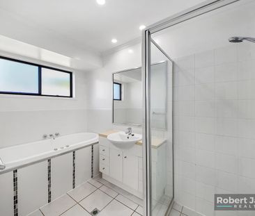 Bright and Breezy 3 Bed Home with Fruit - Photo 2