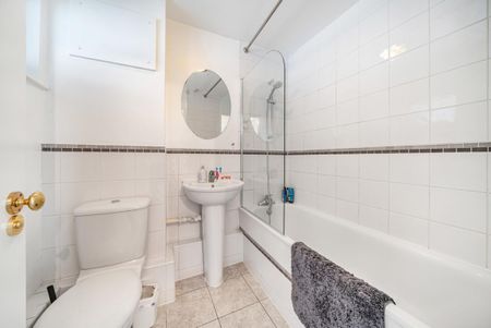 Larch Close, London SW12 - Photo 5