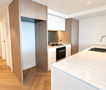 Elegant Two-Bedroom Apartment with Harbour Views in Milsons Point - Photo 4