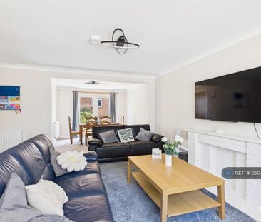 4 bedroom detached house to rent - Photo 2