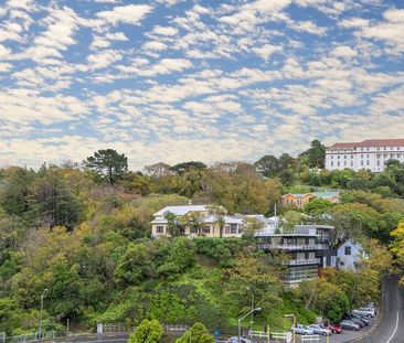 Welcome home to apartment 5B Montreaux Apartments - Photo 4