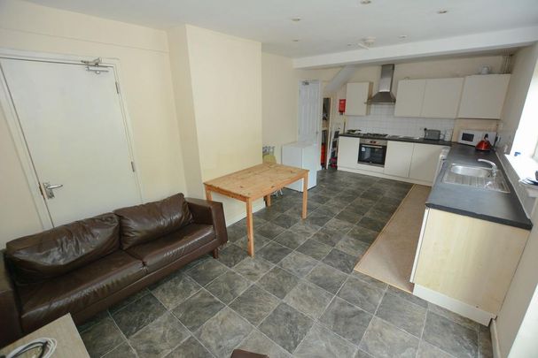 4 bedroom semi-detached house to rent - Photo 1