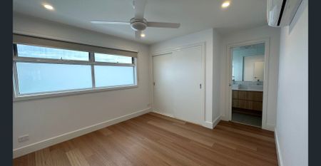 Modern home with loads of comfortable amenities and contemporary feel…. - Photo 4