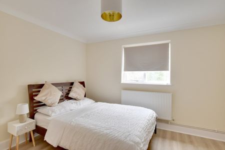 2 Bed Flat, Hither Green Lane, SE13 - Photo 4