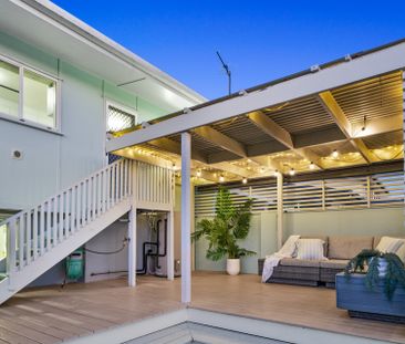 A Magnificent Family home so close to the beach - Photo 1