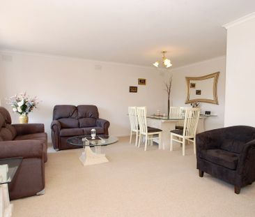95 King Arthur Drive, Glen Waverley - Photo 2