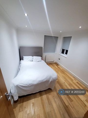 1 bedroom in a flat share to rent - Photo 2
