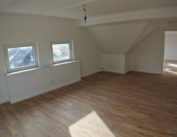 Vermietung - 2-Zimmer Dachgeschosswohnun mit Gartennutzung - Photo 1