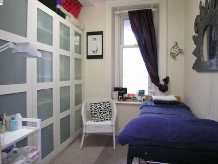 Bedroom Second Floor Flat In Bournemouth, BH1 - Photo 5