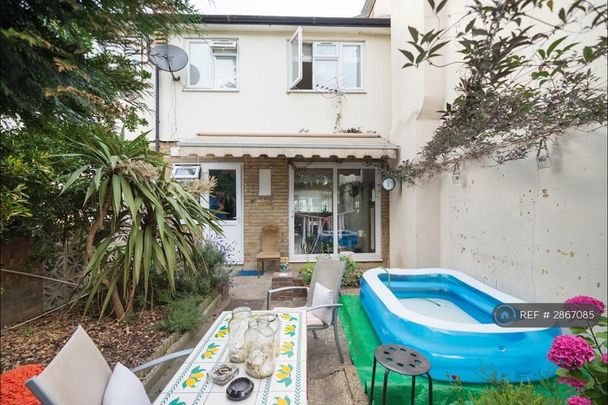 3 bedroom terraced house to rent - Photo 1