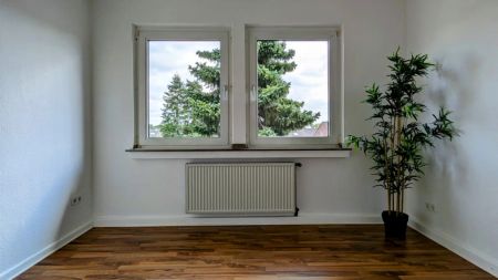 Familienwohnung: 4 Zimmer, Balkon & Parkplatz - Foto 2