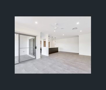 MUST SEE, STUNNING 4 BEDROOM FAMILY HOME! - Photo 2