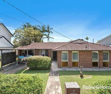 Stylishly Updated Family Home with Brand-New Kitchen - 3 Bed plus 4th Room / Rumpus - Photo 2