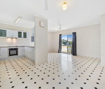 CHARMING THREE BEDROOM HOME IN QUIET CLOSE - Photo 3