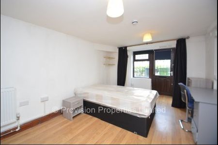 8 Bed Properties in Hyde Park - Photo 3