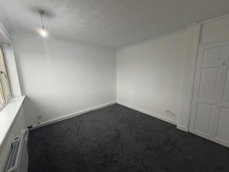 3 bedroom flat to rent - Photo 4
