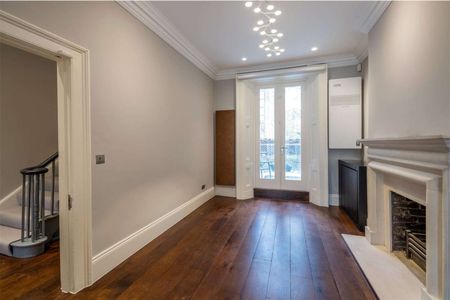 A charming four bedroom terraced house in the heart of St. John's Wood. - Photo 3