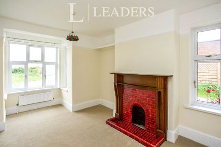 5 bedroom house to rent Portsdown Hill Road, Drayton, Portsmouth, Hampshire, PO6 - Photo 2