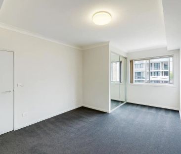 “Freshly Painted Modern 2 Bedroom Apartment in Liverpool!” - Photo 2