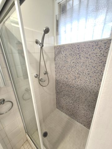 Charming Studio Apartment in Prime Ashfield Location - Photo 3