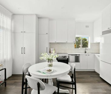 Bright 1 Bedroom Apartment ! - Photo 3